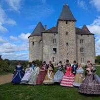 Visite guidée du château de Brie et de sa grange médiévale, à l'occasion du 5e Salon des artisans du patrimoine.