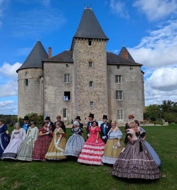 Visite guidée du château de Brie et de sa grange médiévale, à l'occasion du 5e Salon des artisans du patrimoine.