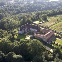 Visite commentée d'un château du XVIe siècle meublé et dégustation de framboises