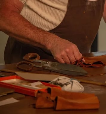 Démonstration de coupe et de couture gantière